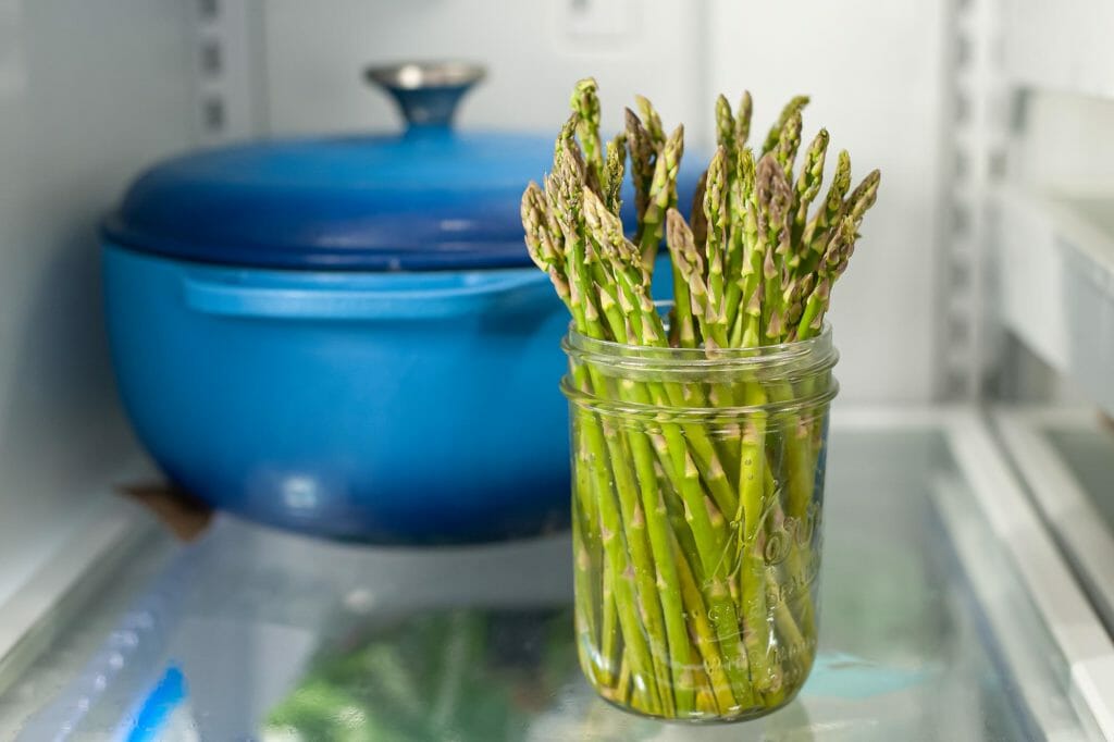 store asparagus in a glass jar with water